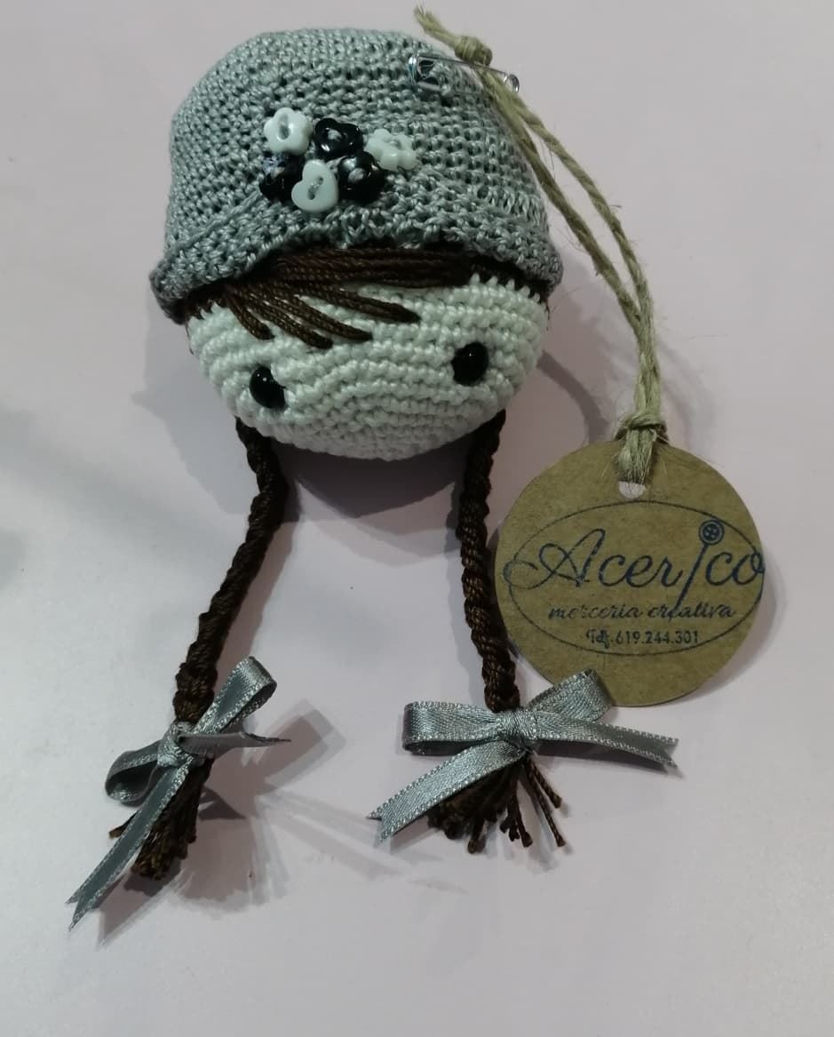 Amigurumi broche muñeca con trenzas - Imagen 1
