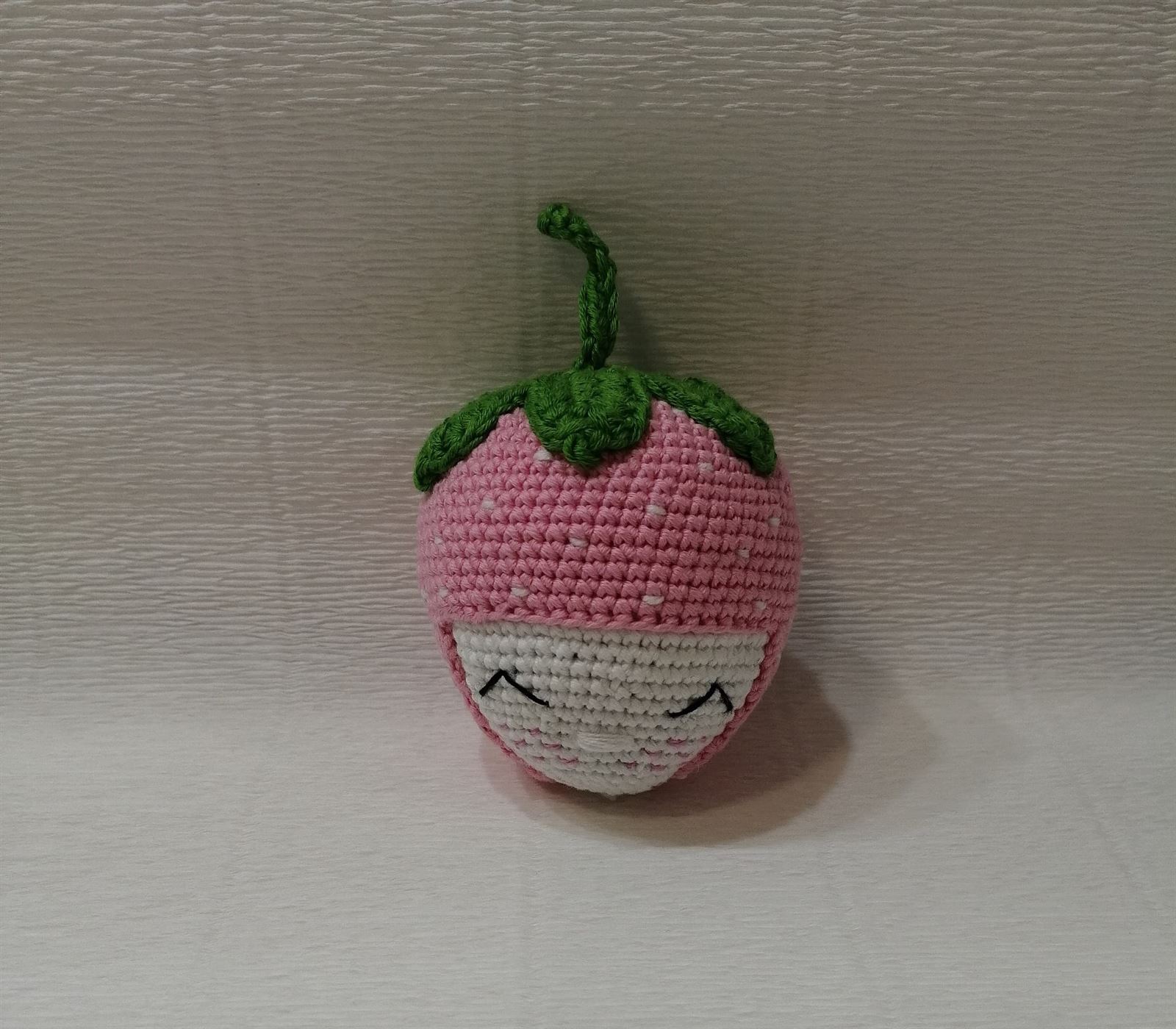 Amigurumi sonajero fresa - Imagen 1